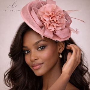 Sombrero tocado rosa rubor, tocado de boda, sombrero Derby, elegante accesorio para el cabello con plumas y malla, tocado de lujo que marca la diferencia.