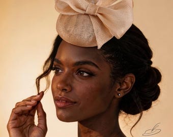 Cappellino fascinator beige, elegante copricapo da sposa, accessorio per capelli da sposa, mini cappello con fiocco