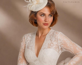 Tocado nupcial color blanco marfil, lazos, plumas, velo tipo jaula, tocado de boda.