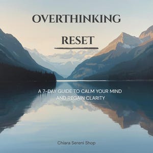 Può includere: Una copertina di libro con le parole "OVERTHINKING" e "RESET" su uno sfondo di montagne e un lago. Il testo sottostante recita "A 7-DAY GUIDE TO CALM YOUR MIND AND REGAIN CLARITY". Il nome dell'autore, "Chiara Sereni Shop", è in basso.