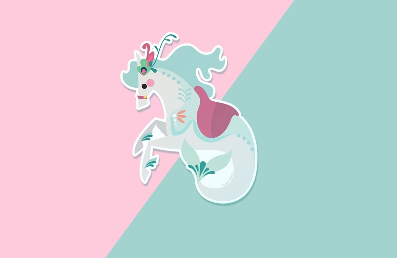 Pode incluir: Um cavalo-marinho branco e azul com uma sela rosa e detalhes florais. O cavalo-marinho est&aacute; sobre um fundo rosa e azul.
