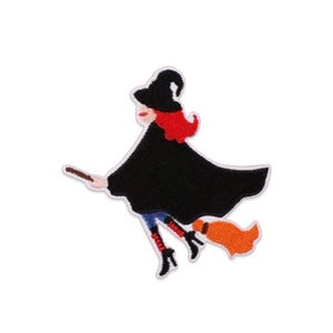 Könnte beinhalten: Ein gestickter Aufnäher, der eine Figur mit einem schwarzen spitzen Hut und einem wehenden schwarzen Umhang sowie leuchtend rotem Haar zeigt. Die Figur reitet auf einem braunen Besen mit orangefarbenem Borstenende und trägt eine blaue Hose und schwarze Stiefel mit roten Schnürsenkeln.