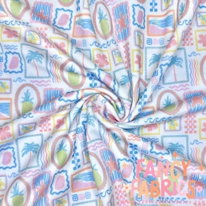 Op de afbeelding: Witte stof met een herhalend patroon van ingelijste tropische afbeeldingen. Het ontwerp bevat ananassen, palmbomen, zeesterren en golven in pastelkleuren van roze, blauw, geel en groen. Geschikt voor kleding of woondecoratie.