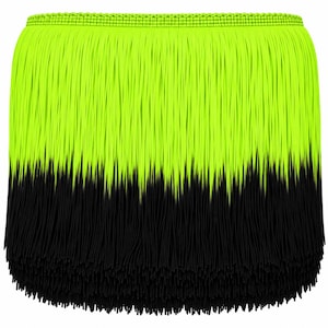 Puede incluir: Una falda con flecos largos y superpuestos que pasan de un amarillo neón vibrante en la parte superior a un negro sólido en la parte inferior. La prenda tiene una cintura tejida y estructurada que mantiene los densos hilos verticales.