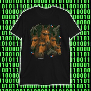 Puede incluir: Camiseta negra con un diseño de caballos marrones con gafas de sol, armas y pastillas, sobre un fondo de código binario verde. La camiseta es de cuello redondo y manga corta.