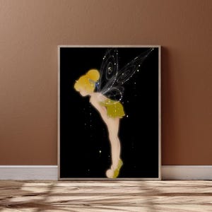Könnte beinhalten: Gerahmter Kunstdruck mit einer Fee mit gelbem Haar, einem grünen Kleid und durchscheinenden Flügeln. Die Fee ist vor einem schwarzen Hintergrund mit funkelnden Akzenten dargestellt. Das Kunstwerk ist in einem Holzrahmen ausgestellt.