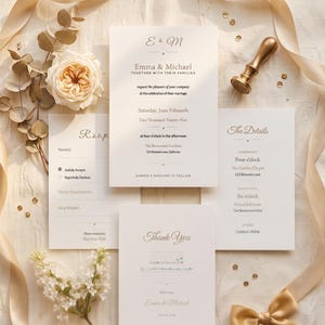 Può includere: Elegante suite di inviti di nozze con biglietti color crema, testo dorato e un sigillo di cera dorato. L'invito include i dettagli della cerimonia e del ricevimento, un biglietto di "Ringraziamento" e un biglietto RSVP. Nastro dorato e decorazioni floreali.