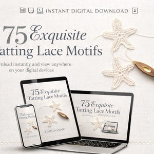 Può includere: Grafica per download digitale con il testo "75 Exquisite Tatting Lace Motifs". L'immagine mostra uno smartphone, un tablet e un laptop che visualizzano il prodotto. Sono visibili anche due stelle marine di pizzo bianco e una navetta di legno.