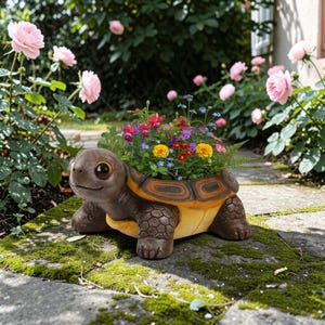 Puede incluir: Una maceta con forma de tortuga marrón y amarilla llena de flores coloridas. La tortuga tiene una cara sonriente y un diseño de caparazón detallado. La maceta está colocada en un camino de piedra con musgo y rodeada de rosas rosas.