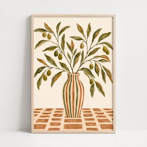 Può includere: Una stampa artistica verticale raffigurante un vaso a righe con linee verticali verdi e rosse. All'interno del vaso ci sono rami d'ulivo con foglie verdi e piccole olive verdi. Il vaso poggia su una superficie con un motivo a scacchi marrone.