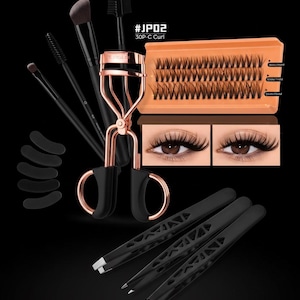 Könnte beinhalten: Auf schwarzem Hintergrund sind ein Wimpernzange in Schwarz und Roségold, Make-up-Pinsel, Pinzetten und künstliche Wimpern abgebildet. Der Text "#JP02 30P-C Curl" und "COMBO 0224" ist ebenfalls zu sehen.