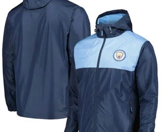 Casaco de chuva com capuz oficial do Manchester City, tamanho 6/7.