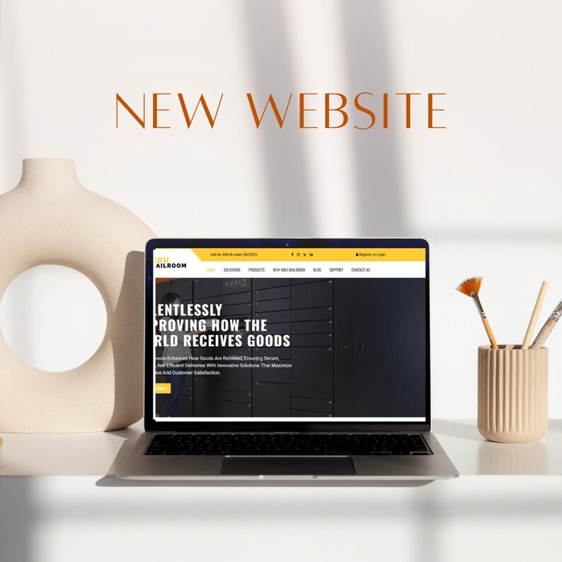 K&ouml;nnte beinhalten: Ein Laptop, der eine Website mit dem Text "NEW WEBSITE" in brauner Schrift anzeigt. Die Website hat ein schwarz-gelbes Farbschema und den Text "Endlessly Proving How The RLD Receives Goods."