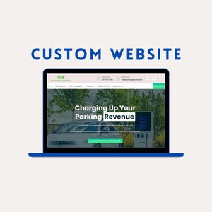 K&ouml;nnte beinhalten: Ein blauer Laptop zeigt eine Website mit dem Text "CUSTOM WEBSITE" oben. Die Website auf dem Bildschirm wirbt mit "Charging Up Your Parking Revenue" mit einem Bild einer EV-Ladestation.