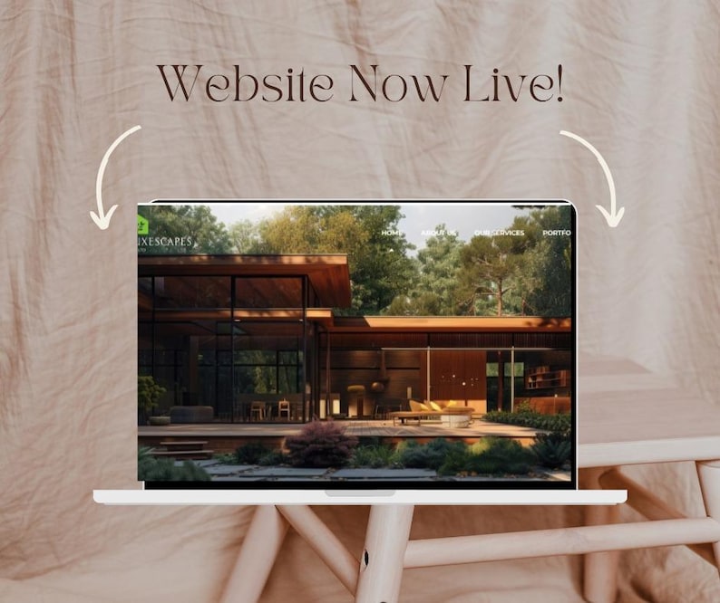 Op de afbeelding: Een laptop toont een website met een modern architectonisch ontwerp. Het scherm toont een huis met grote ramen en een houten buitenkant. De tekst "Website Now Live!" staat boven de laptop, met gebogen pijlen die naar het scherm wijzen.
