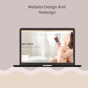 Op de afbeelding: Een laptop toont een website-ontwerp met de tekst "Website Design And Redesign" bovenaan. De website heeft een strakke lay-out met een productafbeelding en de tekst "ologist Tested". Een persoon houdt een product vast.