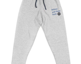 Pantalones deportivos bordados con la frase "Cree y ten fe" / Pantalones de chándal de felpa gris