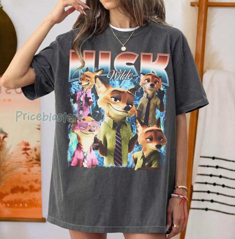 Pode incluir: T-shirt cinza escuro com um gr&aacute;fico de Nick Wilde de Zootopia. O design inclui v&aacute;rias imagens do personagem em v&aacute;rias roupas, com o nome "Nick Wilde" em uma fonte estilizada. A camisa tem um visual vintage e desgastado.
