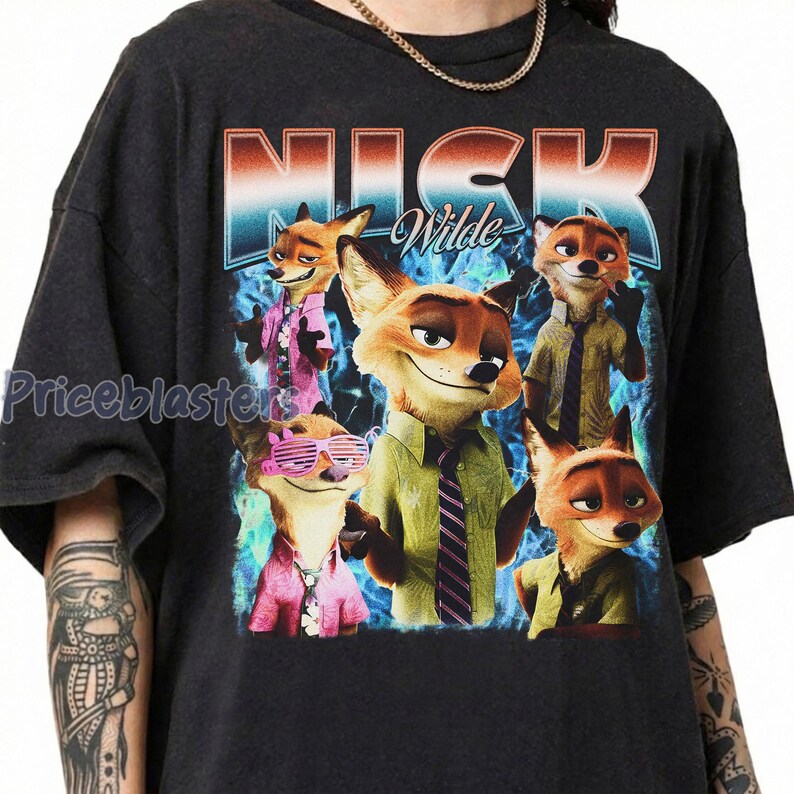 Pode incluir: Camiseta cinza escuro com um gr&aacute;fico de Nick Wilde de Zootopia. O design inclui v&aacute;rias imagens do personagem em v&aacute;rias roupas, com o nome "Nick Wilde" acima. O fundo tem um gradiente azul e laranja.