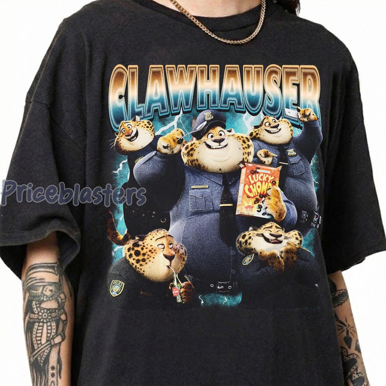 Puede incluir: Camiseta gris oscuro con un dise&ntilde;o de Clawhauser de Zootopia. El dise&ntilde;o muestra a Clawhauser con uniforme de polic&iacute;a, sosteniendo una bolsa de Lucky Chomps. La palabra "CLAWHAUSER" est&aacute; impresa en la parte superior en una fuente estilizada.