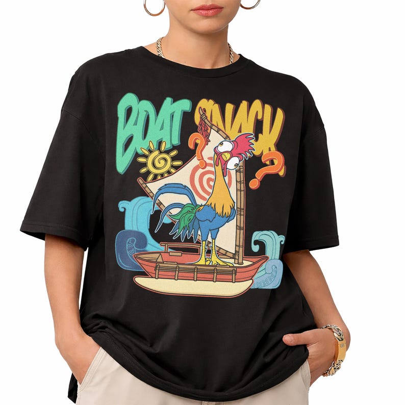 Puede incluir: Camiseta negra con un gallo de dibujos animados en un barco con el texto "BOAT SNACK". El gallo es amarillo, azul y rojo, con una expresi&oacute;n confusa. El dise&ntilde;o incluye olas, un sol y signos de interrogaci&oacute;n.