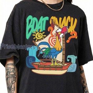 Puede incluir: Camiseta gris oscuro con un gallo de dibujos animados colorido en un barco, con las palabras "BOAT SNACK" en verde y amarillo. El dise&ntilde;o incluye un sol, olas y signos de interrogaci&oacute;n, creando un tema tropical y juguet&oacute;n.