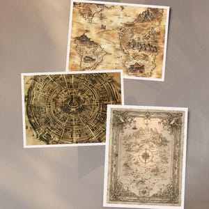Peut inclure: Trois cartes anciennes de style parchemin. Les cartes présentent des illustrations détaillées de paysages, notamment des montagnes, des villes et une rose des vents. Les cartes sont encadrées d'une bordure blanche.