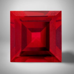 Rubino rosso sangue di piccione vivido, taglio quadrato, pietra preziosa sciolta con taglio a gradini personalizzato per anello Art Déco, corindone cremisi architettonico per forniture nuziali