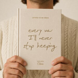 Puede incluir: Un libro de tapa dura en color beige titulado LETTERS TO MY BRIDE con el texto en lámina dorada every vow I'll never stop keeping y la firma WITH LOVE. Oliver impresa en la portada. El libro tiene un acabado mate de tono neutro.