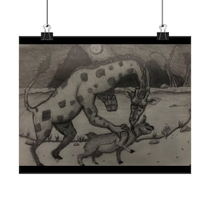 Könnte beinhalten: Bleistiftzeichnung in Schwarzweiß, die eine Giraffe und ein kleineres Tier in einer natürlichen Umgebung zeigt. Die Giraffe, mit ihrem charakteristischen Fleckenmuster, dominiert die Szene. Im Hintergrund ist ein Vollmond zu sehen.