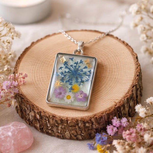 Halsketting van gedroogde bloemen van hars – Handgemaakte natuurlijke sieraden – Delicate bloemenhanger – Boho-cadeau voor vrouwen