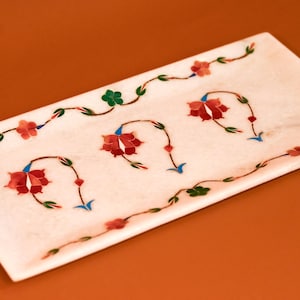 Plateau de service artisanal en marbre avec incrustation florale | Plat rectangulaire en pierre | Vaisselle décorative indienne