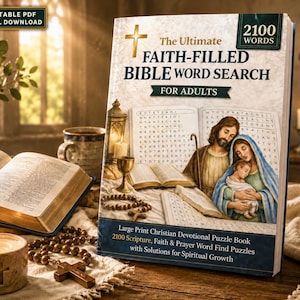 Puede incluir: Un libro titulado The Ultimate Faith-Filled Bible Word Search for Adults, con una ilustración de portada de una familia, una cuadrícula de sopa de letras y el texto 2100 Words. Es un libro de acertijos cristianos en letra grande.