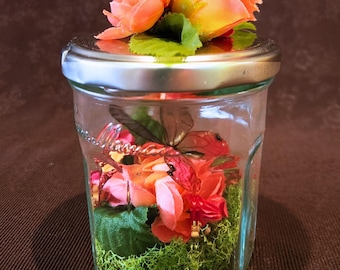 Frasco con mariposas y rosas rosadas, flores y musgo: botella reutilizada, ejemplares de insectos antiguos.