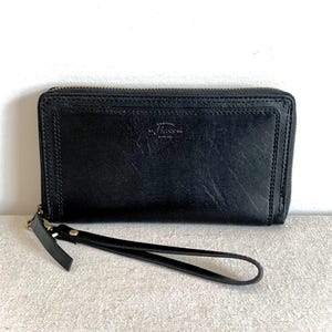 Cartera de cuero negro con cierre de pulsera de GH Bass. Cremallera y herrajes de latón. Como nueva. Cartera de cuero granulado con cierre de pulsera.