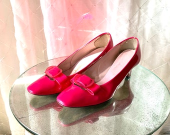 1960's Hot Pink Pumps Vintage Shiny Bright Magenta Kitten Heels w/ Pink Buckles Quality Craft Size 8-8.5 Mod Groovy Shoes