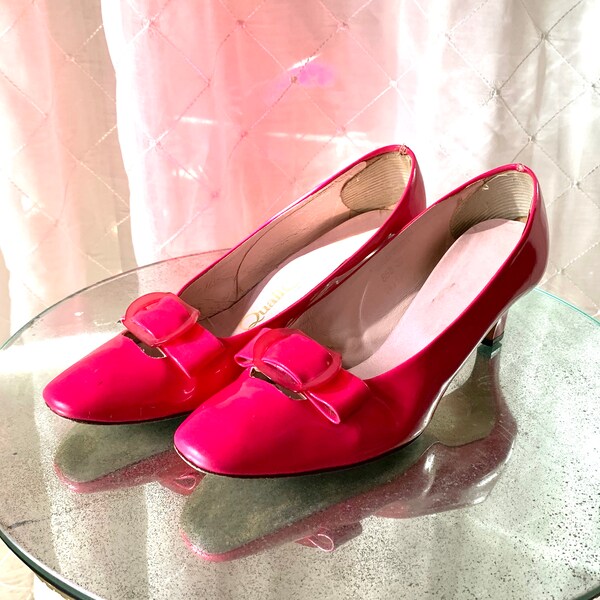 1960's Hot Pink Pumps Vintage Shiny Bright Magenta Kitten Heels w/ Pink Buckles Quality Craft Size 8-8.5 Mod Groovy Shoes