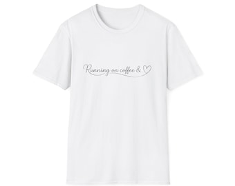 Lustiges Mom Shirt mit Kinder Namen | Geschenk für müde Mama | Läuft auf Kaffee und Love Tee