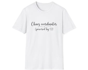 Lustiges Mom Shirt mit Kinder Namen | Kundenspezifisches Geschenk für beschäftigte Mutter | Chaos Coordinater Kalligraphie Tee