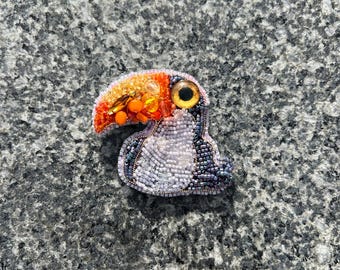 Handgefertigte Tukan-Brosche mit Perlen – Perlenschmuck, farbenfroher tropischer Vogel, originelles Accessoire, Geschenk für Frauen