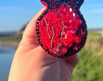 Handgemaakte kralenbroche in de vorm van een granaatappel – rood geborduurd sieraad – originele fruitbroche – uniek handgemaakt accessoire – cadeau-idee voor vrouwen