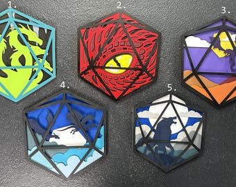 Cuadro decorativo de pared con dado D20 en madera laminada