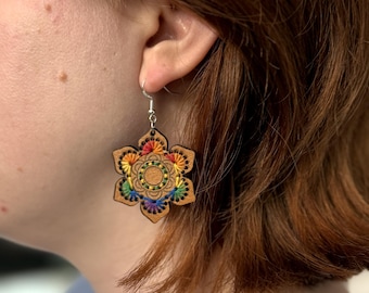 Pendientes de madera cortados con láser / Diseño floral con hilo arcoíris, ganchos hipoalergénicos