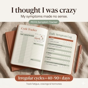 Könnte beinhalten: Offenes PCOS-Symptom-Tracker-Journal mit Stift. Das Journal zeigt einen Zyklustracker und ein tägliches Symptomprotokoll. Der Text auf dem Journal lautet: „Ich dachte, ich wäre verrückt. Meine Symptome ergaben keinen Sinn."