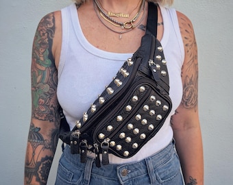Marsupio in pelle con borchie / Borsa a tracolla con borchie / Marsupio punk fatto a mano / Borsa da cintura streetwear grintosa / Accessorio per festival e concerti