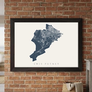 Może przedstawiać: Oprawiony wydruk mapy SW15 Putney w ciemnoniebieskim odcieniu, na kremowym tle. Mapa jest szczegółowa, pokazująca ulice i tereny zielone. Wydruk jest w czarnej ramie, zawieszony na ceglanej ścianie.