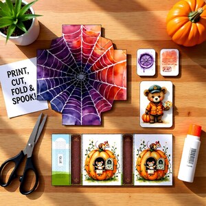 Op de afbeelding: Een knutselset met een aquarel spinnenweb doos sjabloon, een berenillustratie, twee kleine rechthoekige labels en een pompoen-doosstrip met muizen. Bevat een witte kaart met de tekst PRINT, CUT, FOLD & SPOOK!, een zwarte schaar en een lijmflesje.