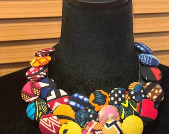 Collar llamativo con botones Ankara hecho a mano, joyería babero étnica colorida