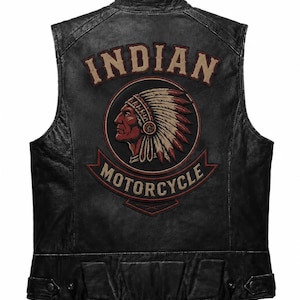 Puede incluir: Chaleco de cuero negro para motocicleta con un parche grande en la espalda. El parche presenta la palabra "INDIAN" sobre un emblema circular con un perfil nativo americano y las palabras "MOTORCYCLE".