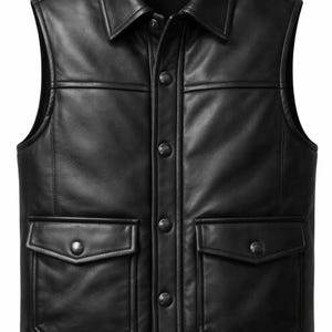 Könnte beinhalten: Eine schwarze Lederweste mit Kragen, Knopfleiste und zwei Vordertaschen mit Knopfverschlüssen. Die Weste hat eine taillierte Passform und ein klassisches Design, das sich zum Überziehen eignet.